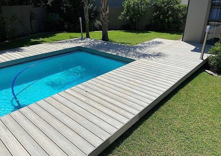 Creating a Seamless Transition between Pool and Decking