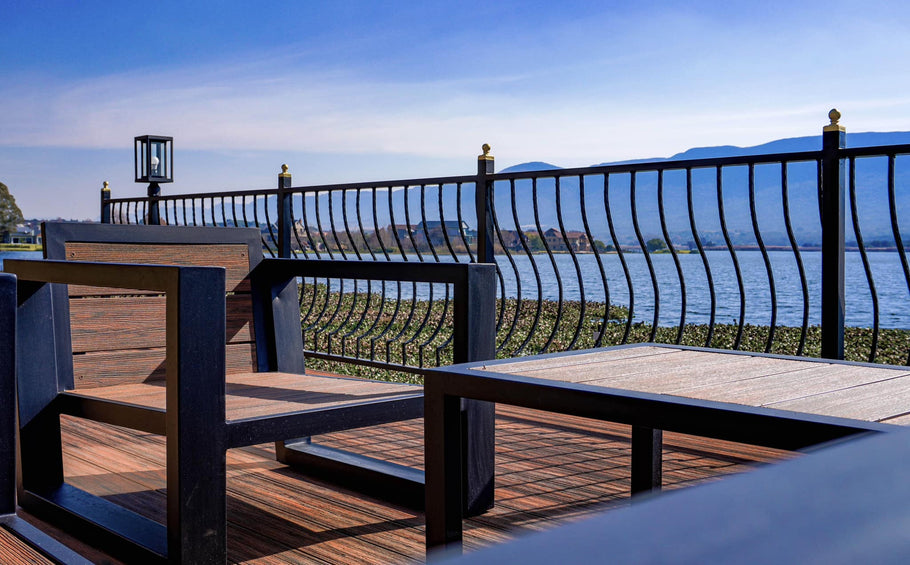 Best Decking Materials for a Coastal Retreat: Withstanding Saltwater and Harsh Environments